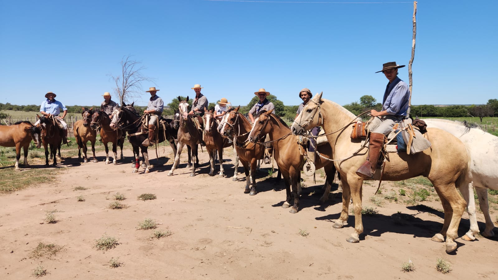 De mar a mar, a caballo: la travesía de Hugo Gassioles y sus hijos rumbo a Pinamar